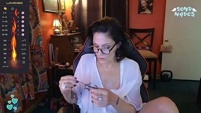 Snapshot of Good-Juju chatting on October 4, 3:15 am Good-Juju online show from October 4, 3:15 am