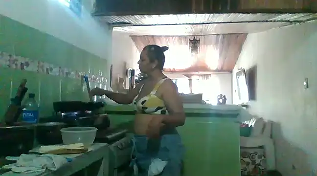 Snapshot of HallyGirlHot chatting on December 6, 4:49 pm HallyGirlHot online show from December 6, 4:49 pm