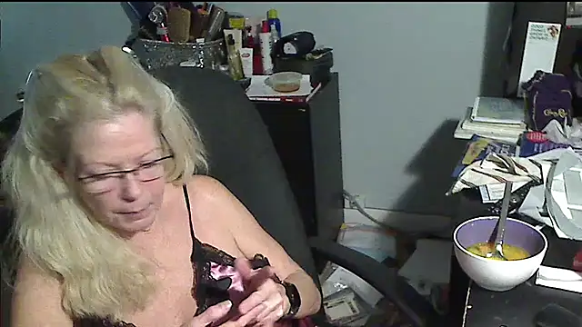 XTRAHORNYONE online show from November 28, 3:31 am