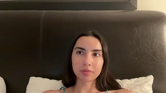 Snapshot of everybody_loves_pussy chatting on January 1, 10:35 pm everybody loves pussy online show from January 1, 10:35 pm