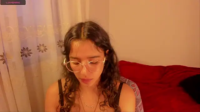 Snapshot of aluna_0310 chatting on December 5, 10:56 pm aluna 0310 online show from December 5, 10:56 pm