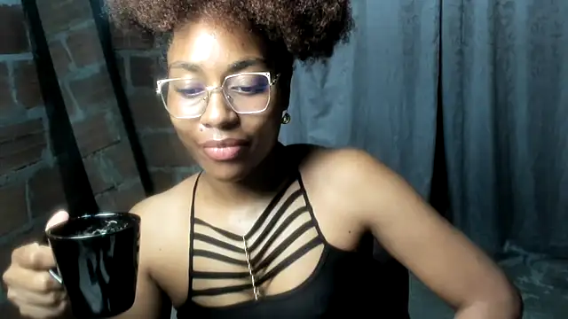 Snapshot of thaimy_ chatting on June 16, 2:14 am thaimy online show from June 16, 2:14 am
