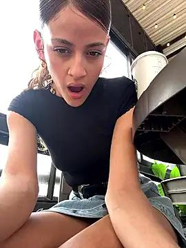 Snapshot of alana15 chatting on January 8, 8:33 pm alana15 online show from January 8, 8:33 pm