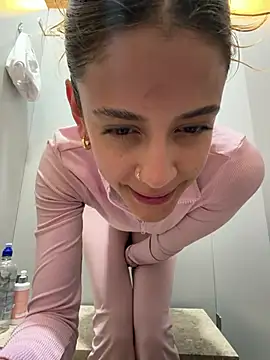 Snapshot of alana15 chatting on February 18, 8:27 pm alana15 online show from February 18, 8:27 pm