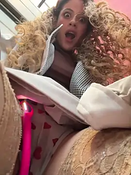 Snapshot of alana15 chatting on April 3, 9:24 pm alana15 online show from April 3, 9:24 pm