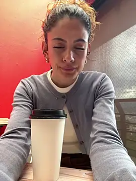 Snapshot of alana15 chatting on April 11, 9:30 pm alana15 online show from April 11, 9:30 pm