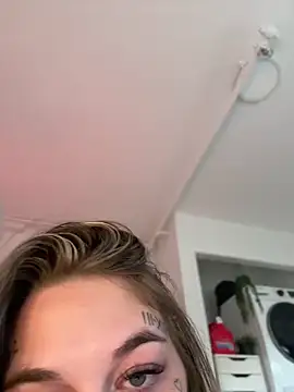 Snapshot of chloetease chatting on December 4, 3:10 pm chloetease online show from December 4, 3:10 pm