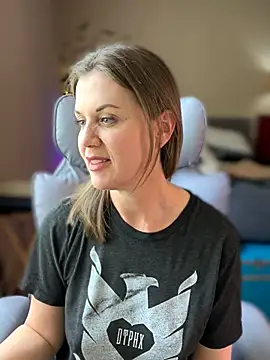 MaiseKnox online show from April 12, 5:40 pm