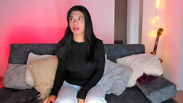 Snapshot of angiebutt chatting on January 15, 2:27 am angiebutt online show from January 15, 2:27 am