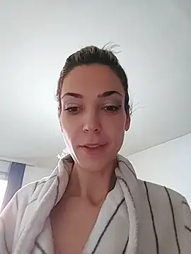 Snapshot of JoLeNe27 chatting on December 19, 6:20 am JoLeNe27 online show from December 19, 6:20 am