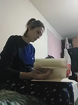 Snapshot of JoLeNe27 chatting on February 7, 8:34 pm JoLeNe27 online show from February 7, 8:34 pm