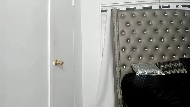 Snapshot of SashaMalone chatting on December 4, 9:40 am SashaMalone online show from December 4, 9:40 am