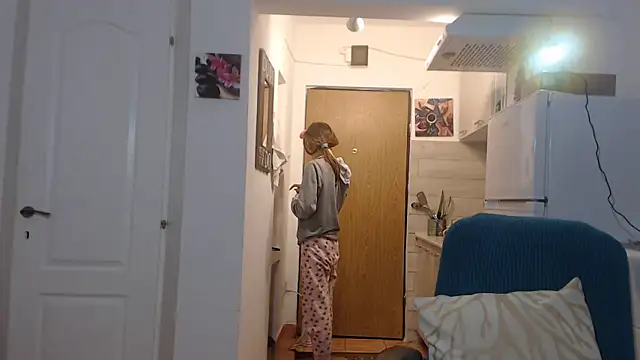 Snapshot of simyhvn chatting on February 19, 5:05 am simyhvn online show from February 19, 5:05 am