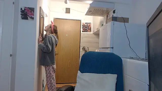 Snapshot of simyhvn chatting on February 24, 5:11 am simyhvn online show from February 24, 5:11 am