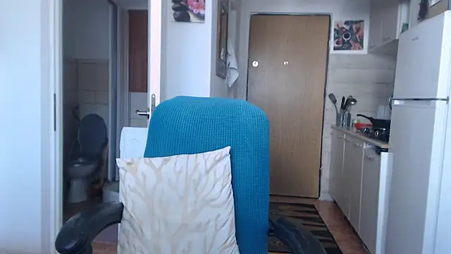 Snapshot of simyhvn chatting on March 6, 8:19 am simyhvn online show from March 6, 8:19 am