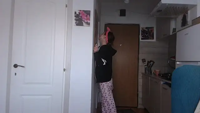 Snapshot of simyhvn chatting on March 10, 5:11 am simyhvn online show from March 10, 5:11 am