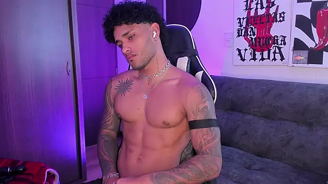 Snapshot of Alessandro_Vanni chatting on April 26, 2:59 pm Alessandro Vanni online show from April 26, 2:59 pm