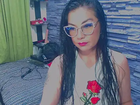 Snapshot of Cruela_deviil chatting on February 13, 9:17 pm Cruela deviil online show from February 13, 9:17 pm
