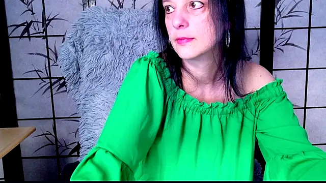 Snapshot of _Sweetlonglips_ chatting on April 21, 8:31 am Sweetlonglips online show from April 21, 8:31 am