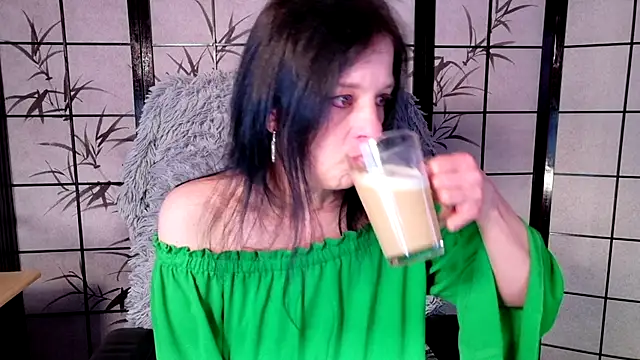 Snapshot of _Sweetlonglips_ chatting on May 7, 6:41 am Sweetlonglips online show from May 7, 6:41 am