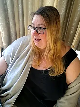 Snapshot of Iceprincess2bad4u chatting on June 20, 6:16 am Iceprincess2bad4u online show from June 20, 6:16 am