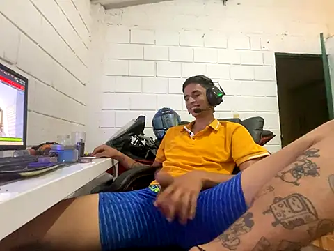Snapshot of Max_TheHorseDick chatting on October 21, 12:11 am Max TheHorseDick online show from October 21, 12:11 am