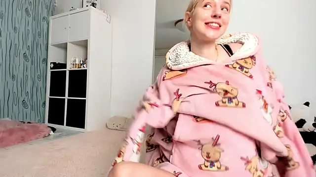 KenzieDawton online show from December 14, 4:45 am