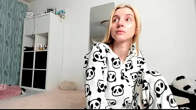 KenzieDawton online show from January 13, 5:01 am