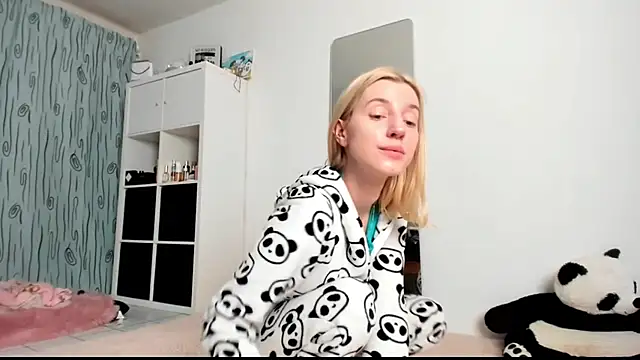 KenzieDawton online show from January 15, 5:08 am