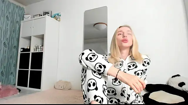 KenzieDawton online show from February 19, 5:49 am