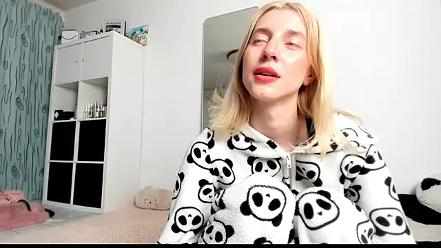 KenzieDawton online show from March 15, 4:57 am