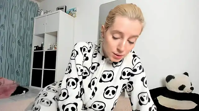 KenzieDawton online show from November 14, 4:33 am