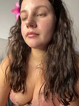 Snapshot of likaxxx chatting on December 6, 2:17 pm likaxxx online show from December 6, 2:17 pm