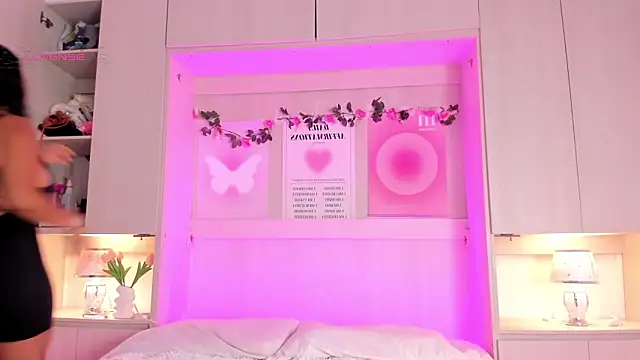 SophiaaStone online show from February 8, 11:44 am