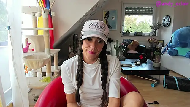 Snapshot of tinny_williams chatting on October 5, 9:18 am tinny williams online show from October 5, 9:18 am