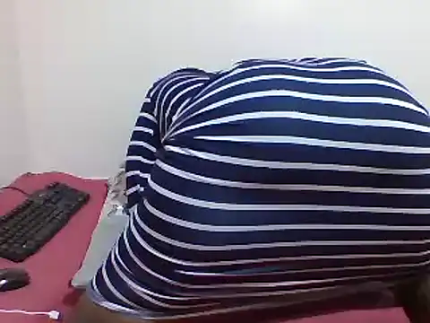 Snapshot of sweetelle09 chatting on February 9, 10:00 pm sweetelle09 online show from February 9, 10:00 pm