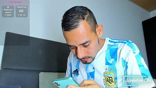 jhonyalzate2 online show from December 16, 3:44 am