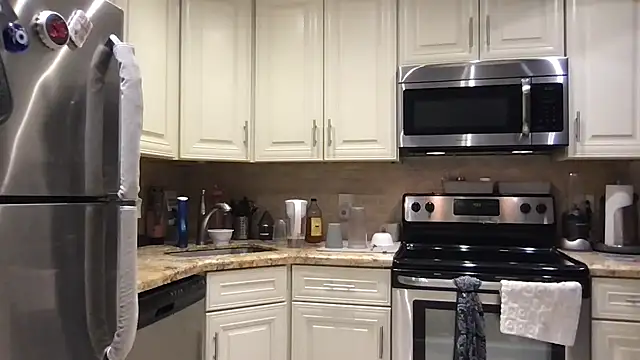 Snapshot of BigGuyMuscle chatting on February 4, 1:33 am BigGuyMuscle online show from February 4, 1:33 am