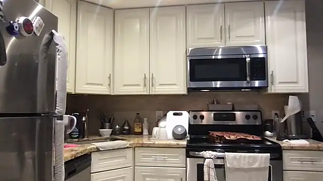 Snapshot of BigGuyMuscle chatting on February 17, 6:58 pm BigGuyMuscle online show from February 17, 6:58 pm