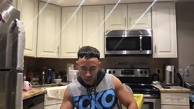 Snapshot of BigGuyMuscle chatting on February 28, 12:11 am BigGuyMuscle online show from February 28, 12:11 am