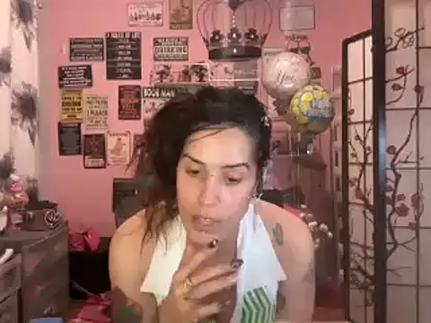 Snapshot of latinacubana chatting on December 31, 8:37 am latinacubana online show from December 31, 8:37 am