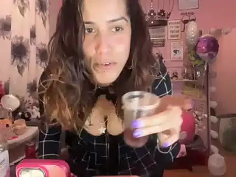 Snapshot of latinacubana chatting on January 4, 9:54 am latinacubana online show from January 4, 9:54 am