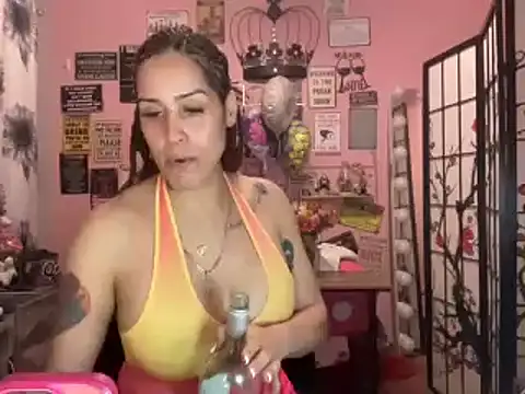 Snapshot of latinacubana chatting on January 11, 7:17 am latinacubana online show from January 11, 7:17 am