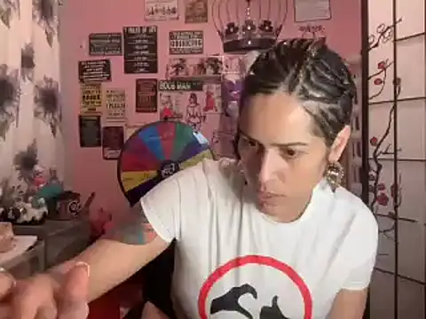 Snapshot of latinacubana chatting on January 22, 2:37 am latinacubana online show from January 22, 2:37 am