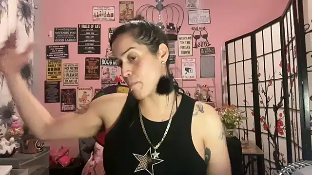 Snapshot of latinacubana chatting on February 1, 7:15 am latinacubana online show from February 1, 7:15 am