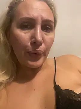 YourBlondee online show from October 13, 11:43 am