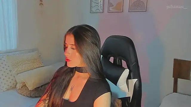 Snapshot of iriswest_ chatting on December 6, 10:19 pm iriswest  online show from December 6, 10:19 pm