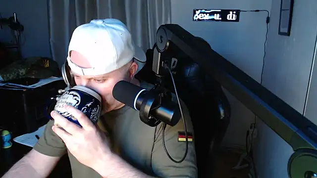 Snapshot of DerPornoPete chatting on December 15, 12:40 am DerPornoPete online show from December 15, 12:40 am