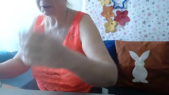 Snapshot of QueenLana chatting on April 20, 7:00 am QueenLana online show from April 20, 7:00 am