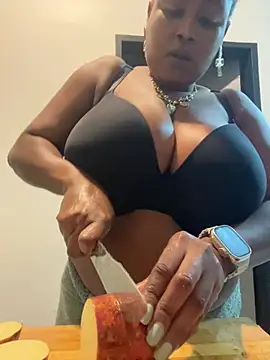 Snapshot of Sexy-Bubbles chatting on February 18, 6:15 pm Sexy-Bubbles online show from February 18, 6:15 pm